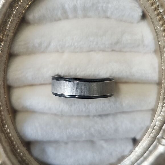 Stylish Black and Silver Ring Size 7 - Picture 3 of 3